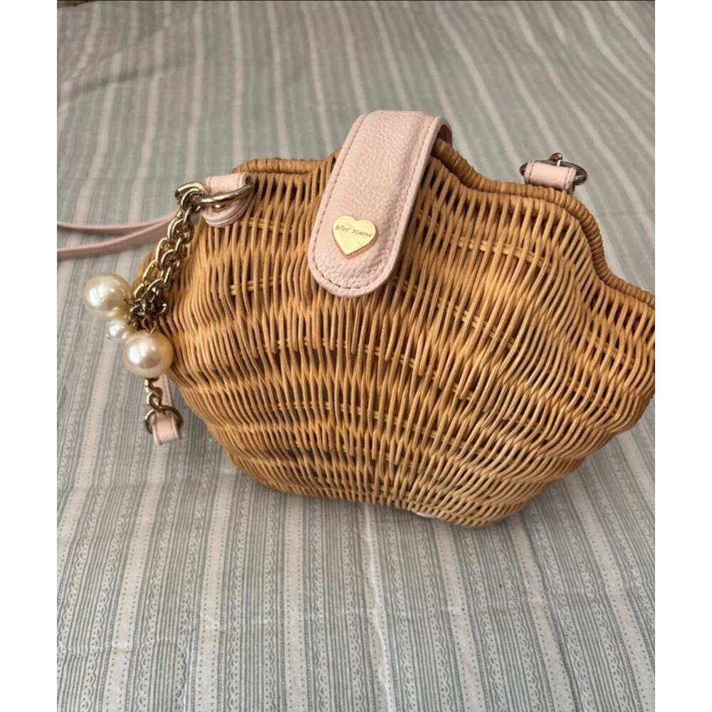 Betsey Johnson What the Shell Straw Wicker Crossbody Pearl Charm Purse Shell Bag - Picture 3 of 8